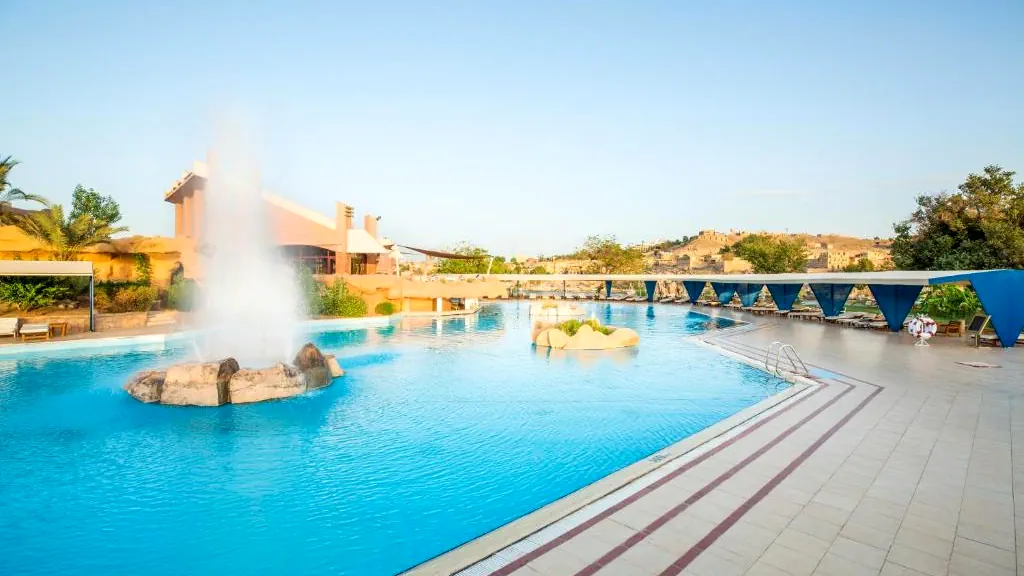 الفندق بيراميزا ايزيس ايلاند ريزورت - أسوان